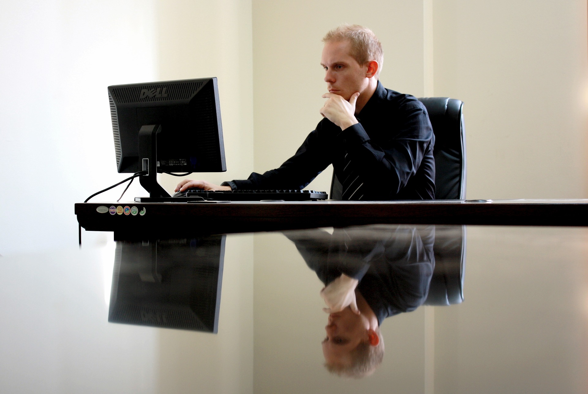 Mężczyzna pracujący w biurze przy komputerze - Pixabay