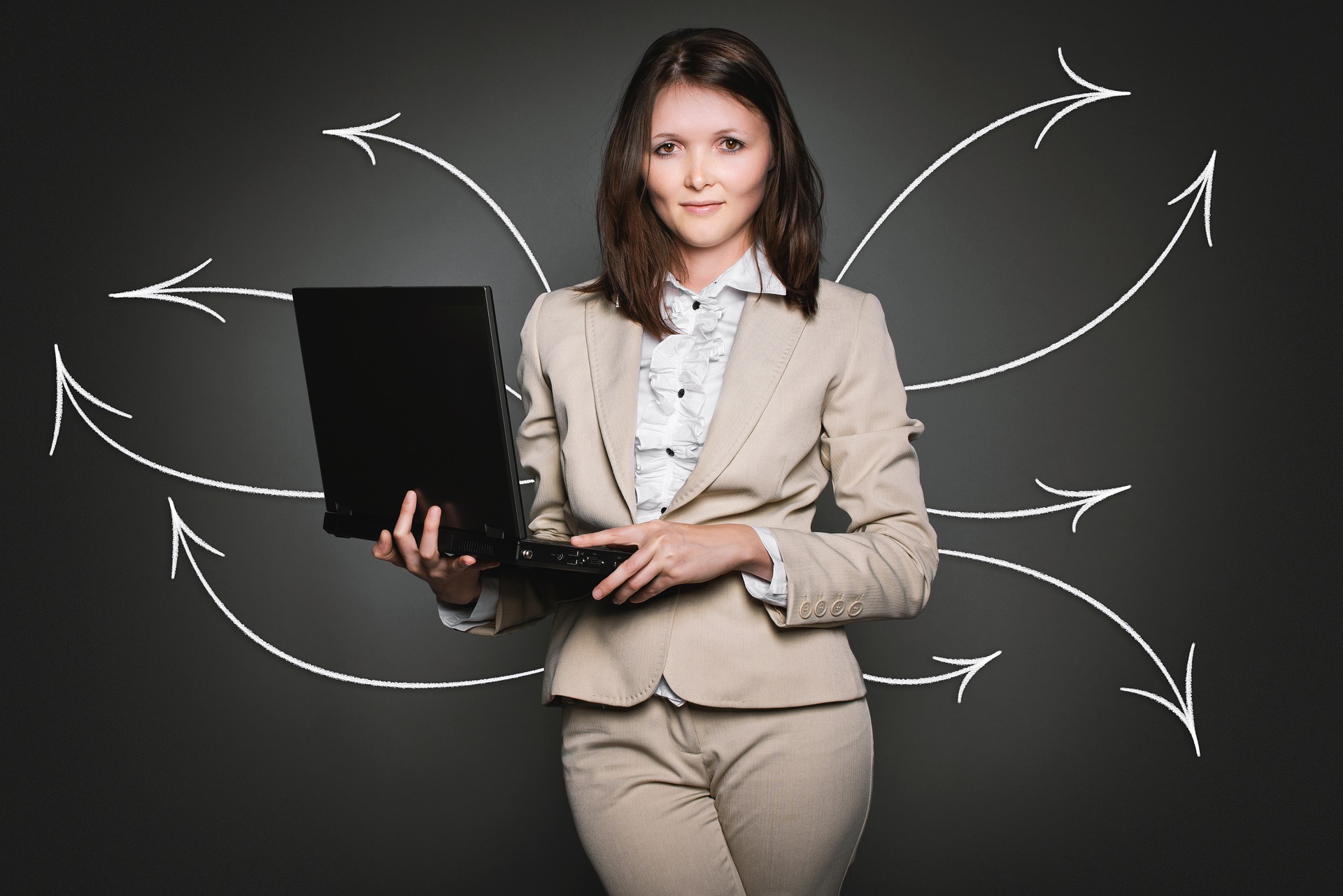 Zdjęcie przedstawiające kobietę trzymającą laptopa w rękach - Pixabay