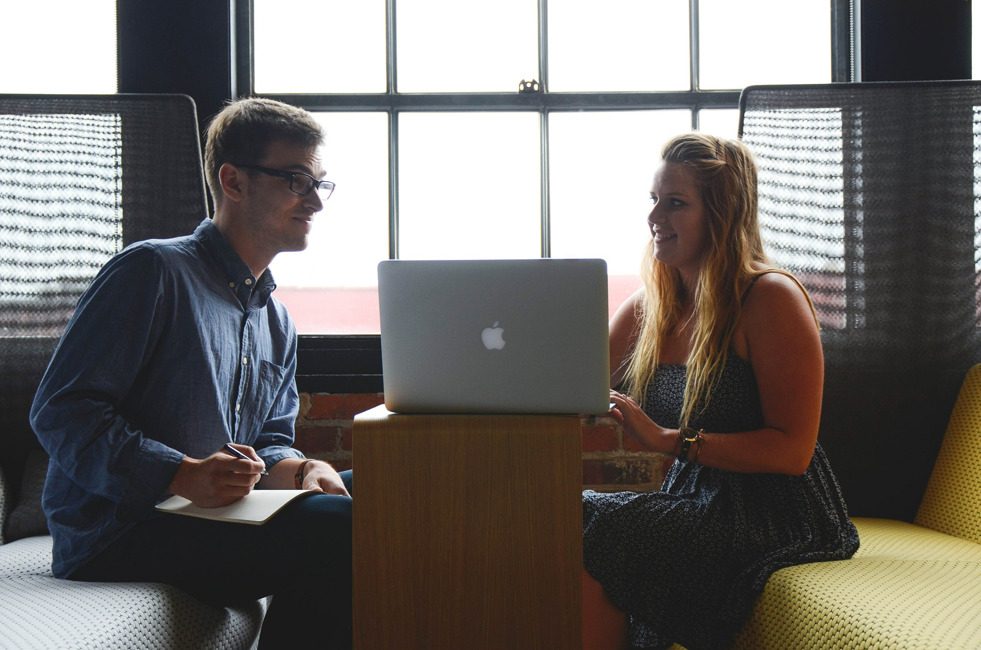 Zdjęcie przedstawiające spotkanie biznesowe dwóch osób przy stoliku z laptopem
