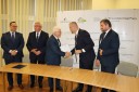 Dyrektor Kądziołka gratuluje burmistrzowi podczas wymiany podpisanych porozumień.