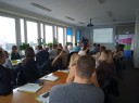Przedstawiciele agencji zatrudnienia uczestniczący w spotkaniu, na dalszym planie widoczny prowadzący prezentację Paweł Skiba