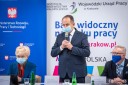 Wiceminister Andrzej Gut-Mostowy informuje zebranych o wsparciu z Tarczy Antykryzysowej, przy stole siedzą: Wiceminister Iwona Michałek, Dyrektor Jan Gąsienica-Walczak.
