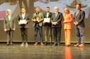 Do zdjęcia pozują przedstawiciele nominowanych oraz wręczający nagrodę w kategorii Małopolski Pracodawca Przyjazny Rodzinie.