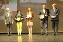 Do zdjęcia pozują wyróżnieni oraz wręczający nagrodę w Plebiscycie Mikro Firma za rogiem 2022.