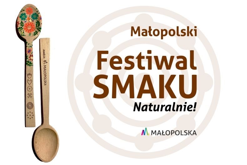 Baner reklamowy Małopolskiego Festiwalu Smaku. Z lewej dwie łyżki drewniane, jedna zdobiona motywami ludowymi, druga z logotypem Małopolski. Z prawej nazwa wydarzenia.
