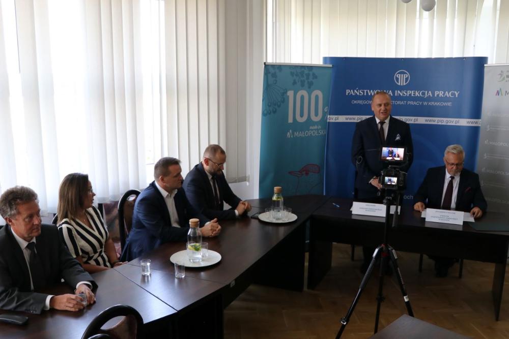 Zdjęcie galerii artykułu: od lewej: Mariusz Pyrcz oraz Anna Szczapa, zastępcy Okręgowego Inspektora Pracy,  Arkadiusz Psica, Pełnomocnik Dyrektora WUP ds. współpracy regionalnej, Michał Kądziołka, Wicedyrektor Wojewódzkiego Urzędu Pracy w Krakowie, Józef Bajdel, Okręgowy Inspektor Pracy w Krakowie i Jan Gąsienica-Walczak, Dyrektor Wojewódzkiego Urzędu Pracy w Krakowie. - Podpisanie porozumienia o współpracy Okręgowego Inspektoratu Pracy i Wojewódzkiego Urzędu Pracy w Krakowie 2