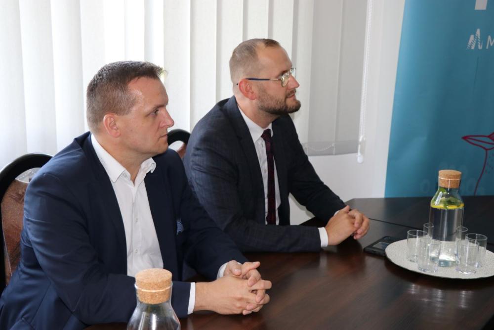 Zdjęcie galerii artykułu: Arkadiusz Psica, Pełnomocnik Dyrektora WUP ds. współpracy regionalnej (po lewej) i Michał Kądziołka, Wicedyrektor Wojewódzkiego Urzędu Pracy w Krakowie - Podpisanie porozumienia o współpracy Okręgowego Inspektoratu Pracy i Wojewódzkiego Urzędu Pracy w Krakowie 4