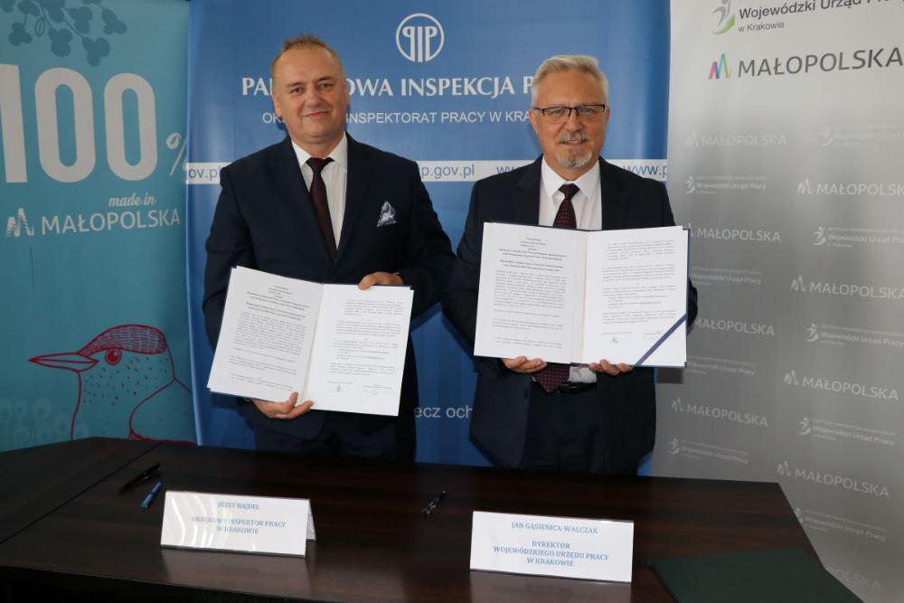 Zdjęcie galerii artykułu: Józef Bajdel, Okręgowy Inspektor Pracy w Krakowie (po lewej) i Jan Gąsienica-Walczak, Dyrektor Wojewódzkiego Urzędu Pracy w Krakowie. - Podpisanie porozumienia o współpracy Okręgowego Inspektoratu Pracy i Wojewódzkiego Urzędu Pracy w Krakowie 7