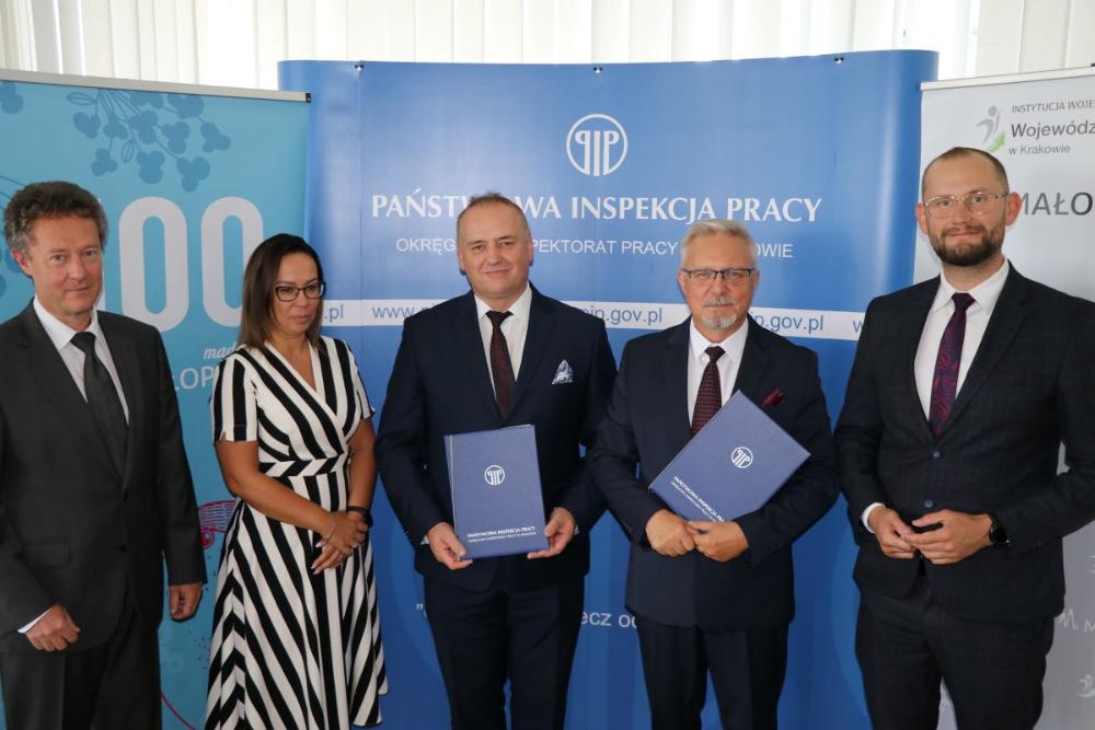 Zdjęcie galerii artykułu: od lewej: Mariusz Pyrcz oraz Anna Szczapa, zastępcy Okręgowego Inspektora Pracy, Józef Bajdel, Okręgowy Inspektor Pracy w Krakowie, Jan Gąsienica-Walczak, Dyrektor Wojewódzkiego Urzędu Pracy w Krakowie i Michał Kądziołka, Wicedyrektor Wojewódzkiego Urzędu Pracy w Krakowie. - Podpisanie porozumienia o współpracy Okręgowego Inspektoratu Pracy i Wojewódzkiego Urzędu Pracy w Krakowie 8