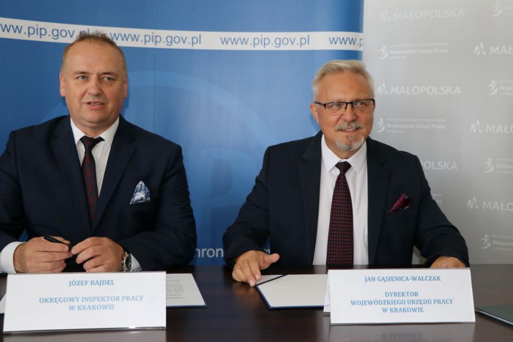 Zdjęcie galerii artykułu: Józef Bajdel, Okręgowy Inspektor Pracy w Krakowie (po lewej) 
i Jan Gąsienica-Walczak, Dyrektor Wojewódzkiego Urzędu Pracy w Krakowie. - Podpisanie porozumienia o współpracy Okręgowego Inspektoratu Pracy i Wojewódzkiego Urzędu Pracy w Krakowie