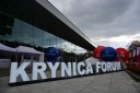 Litery ozdobne "Krynica Forum" przed budynkiem.