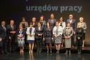 Grupa kilkunastu odznaczonych osób stojąca w 2 rzędach pozuje do zdjęcia, obok wicewojewody Ryszarda Pagacza i dyrektora WUP Arkadiusza Psicy