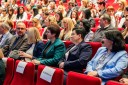 Uczestnicy Konferencji siedzą w rzędach foteli na widowni Opery Krakowskiej