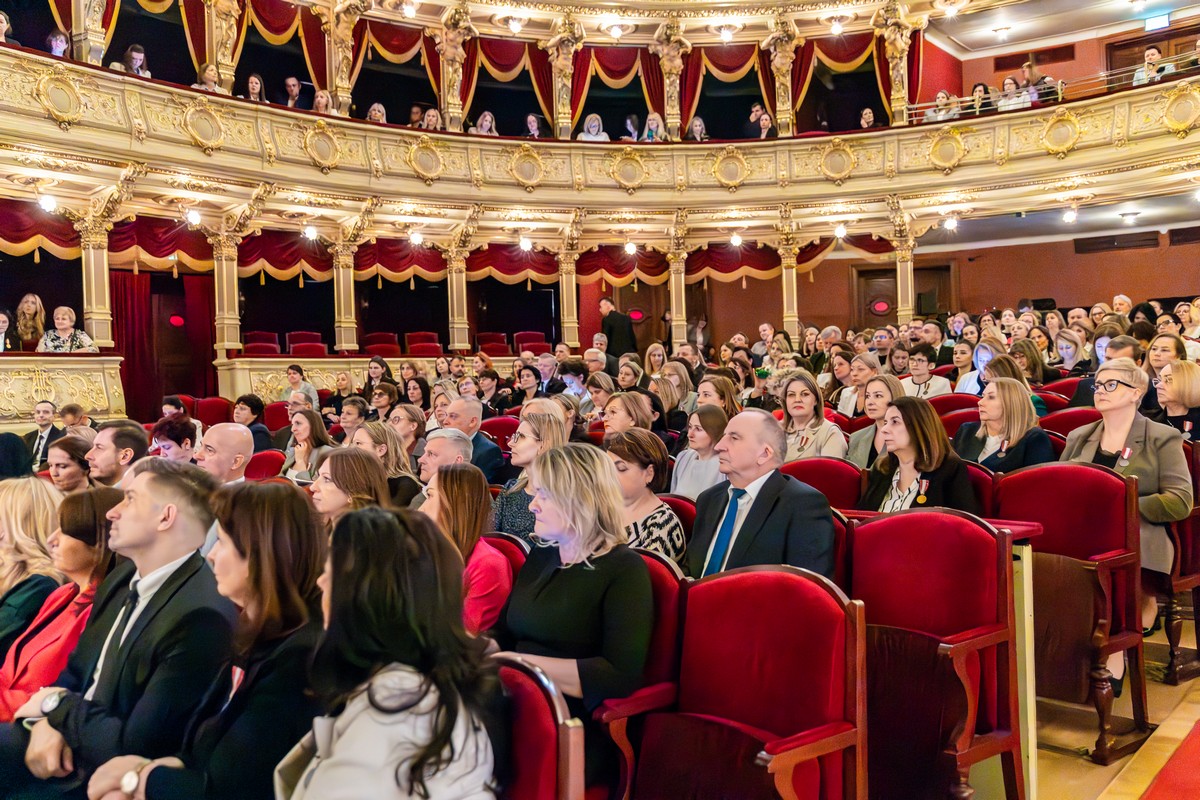 Zdjęcie artykułu Pracownicy małopolskich urzędów pracy odznaczeni. Gala w Teatrze im. Juliusza Słowackiego w Krakowie