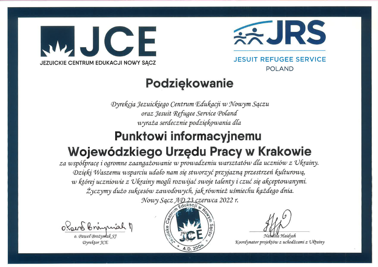  Skan treści podziękowania z logotypami Jezuickiego Centrum Edukacji w Nowym Sączu oraz odręcznymi podpisami dyrektora centrum i koordynatorki projektów z uchodźcami z Ukrainy. 