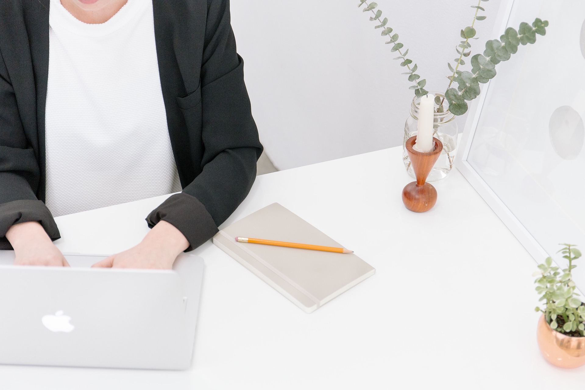 Osoba pracująca przy biurku na laptopie - zdjęcie ilustracyjne - Pixabay