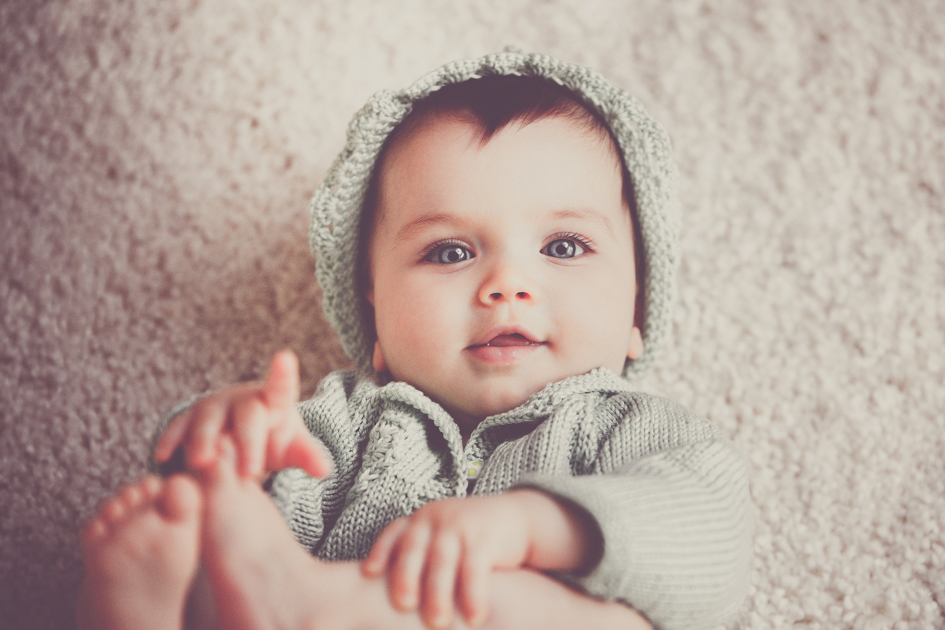 Uśmiechające się malutkie dziecko - zdjęcie ilustracyjne - Pixabay