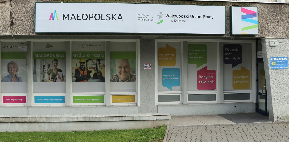 Zdjęcie wejścia do budynku Wojewódzkiego Urzędu Pracy w Krakowie.